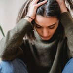What are the symptoms of a migraine?
